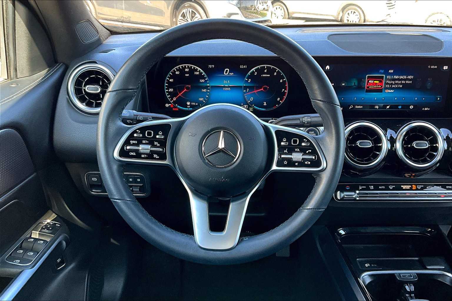 2022 Mercedes Benz GLB 250 photo 2