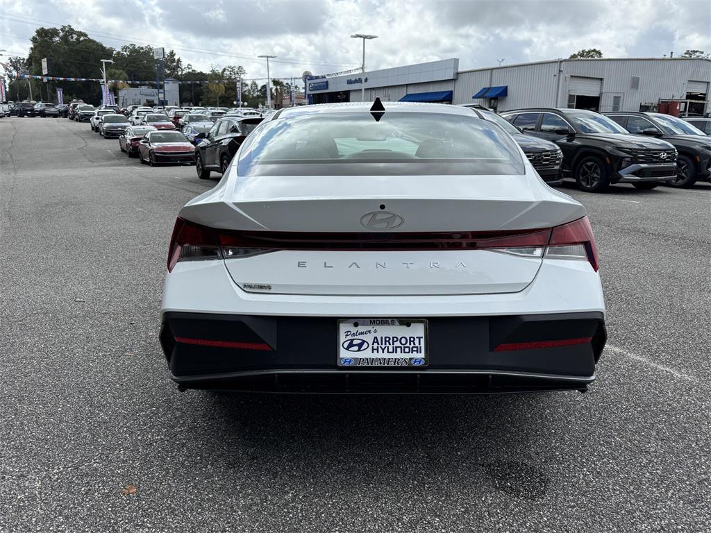 2025 Hyundai Elantra SE photo 2
