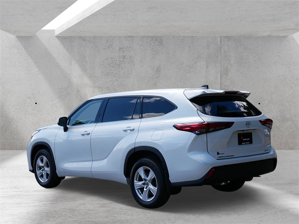 2022 Toyota Highlander LE photo 3