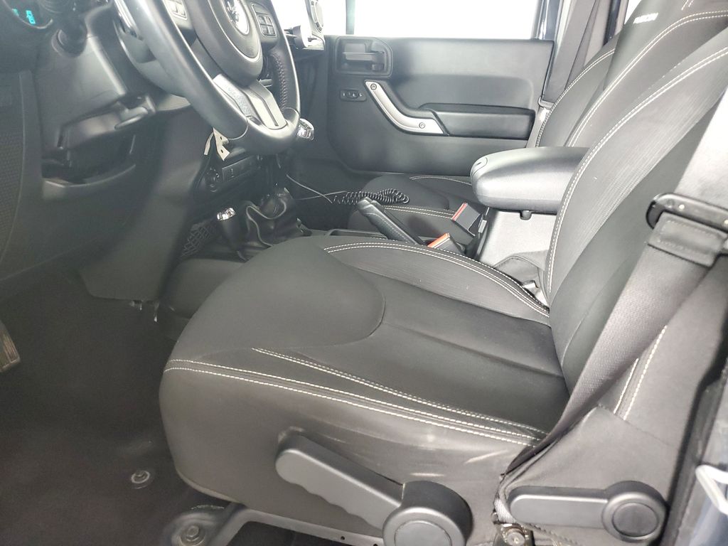 2016 Jeep Wrangler Unlimited Rubicon photo 11