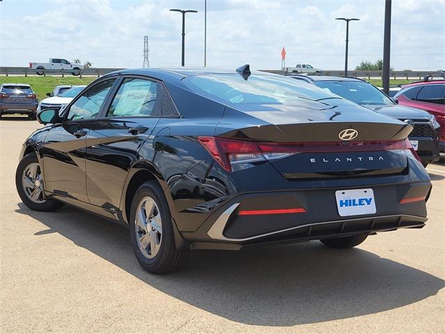 2025 Hyundai Elantra SE photo 3