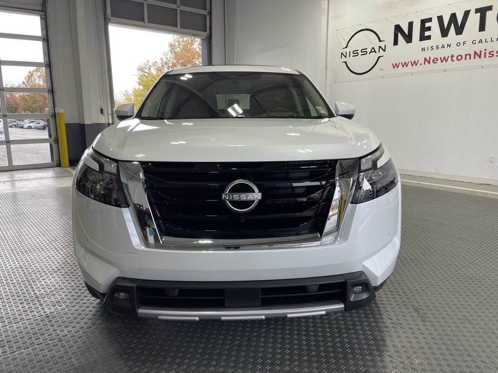 2025 Nissan Pathfinder Platinum photo 2