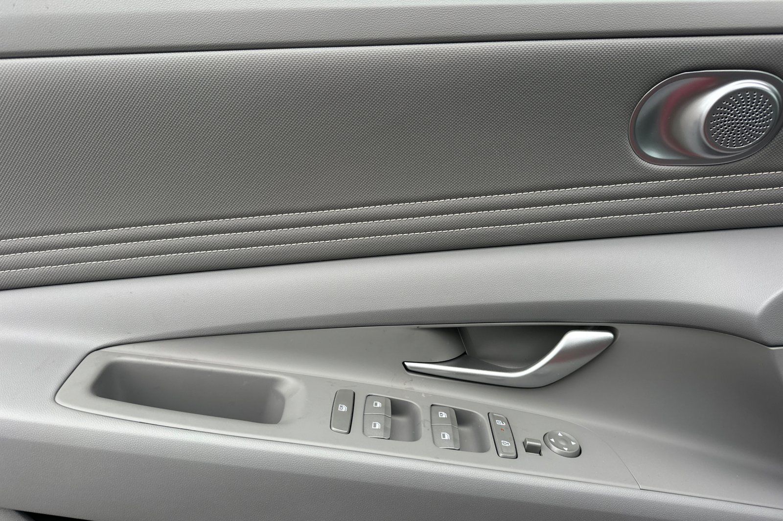 2025 Hyundai Elantra SEL Convenience photo 10