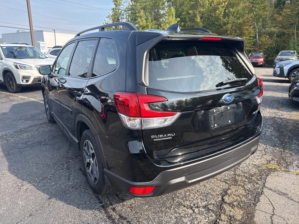 2021 Subaru Forester Premium photo 3