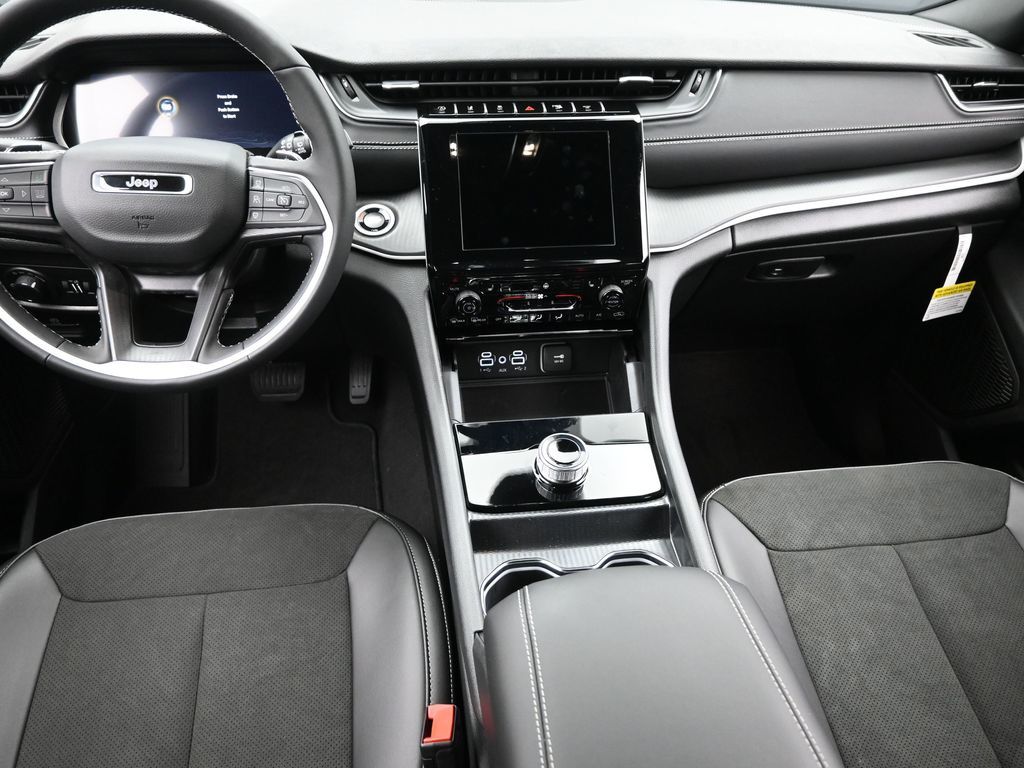 2025 Jeep Grand Cherokee Altitude photo 13