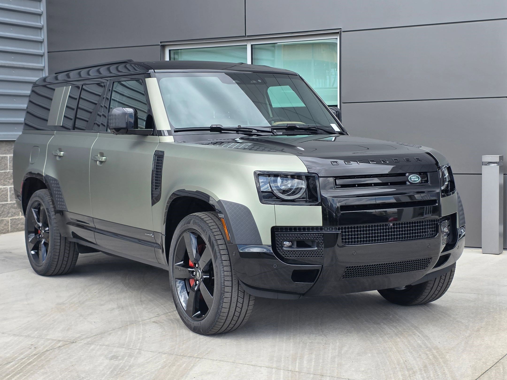 2025 Land Rover Defender 130 X photo 2