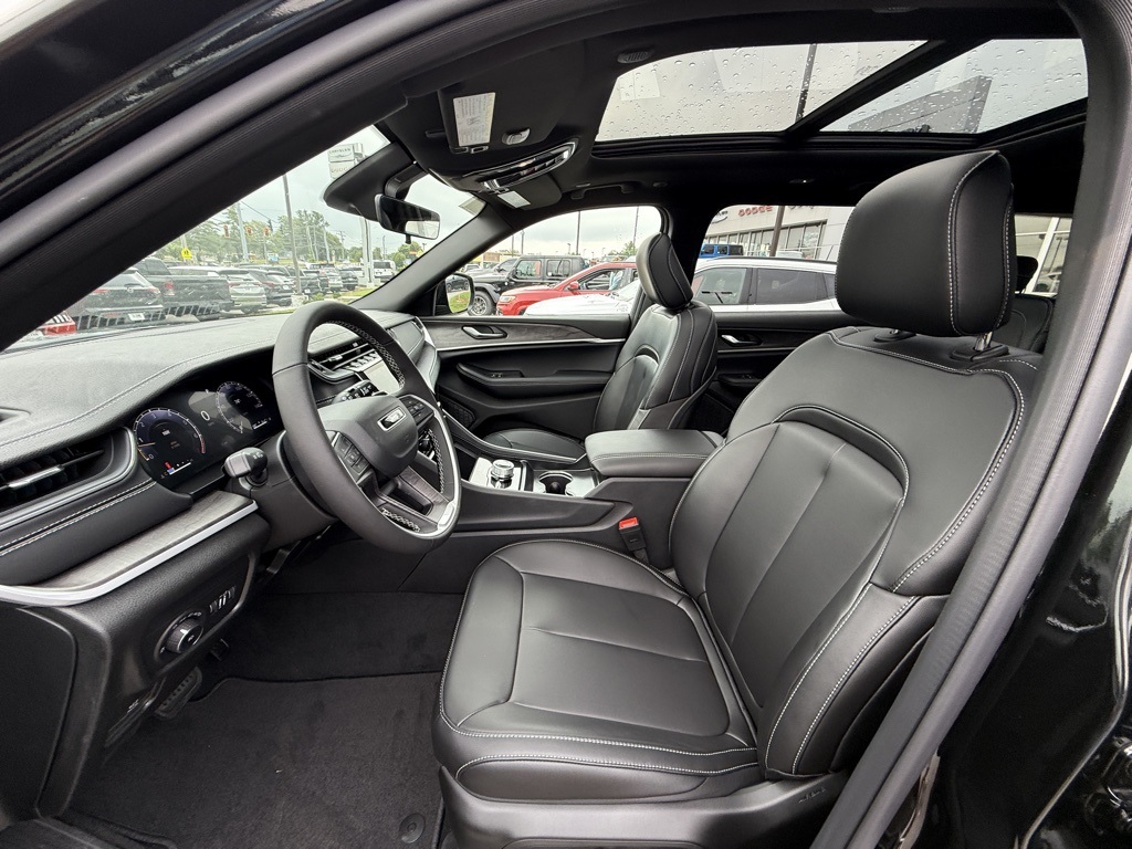 2025 Jeep Grand Cherokee Limited photo 11