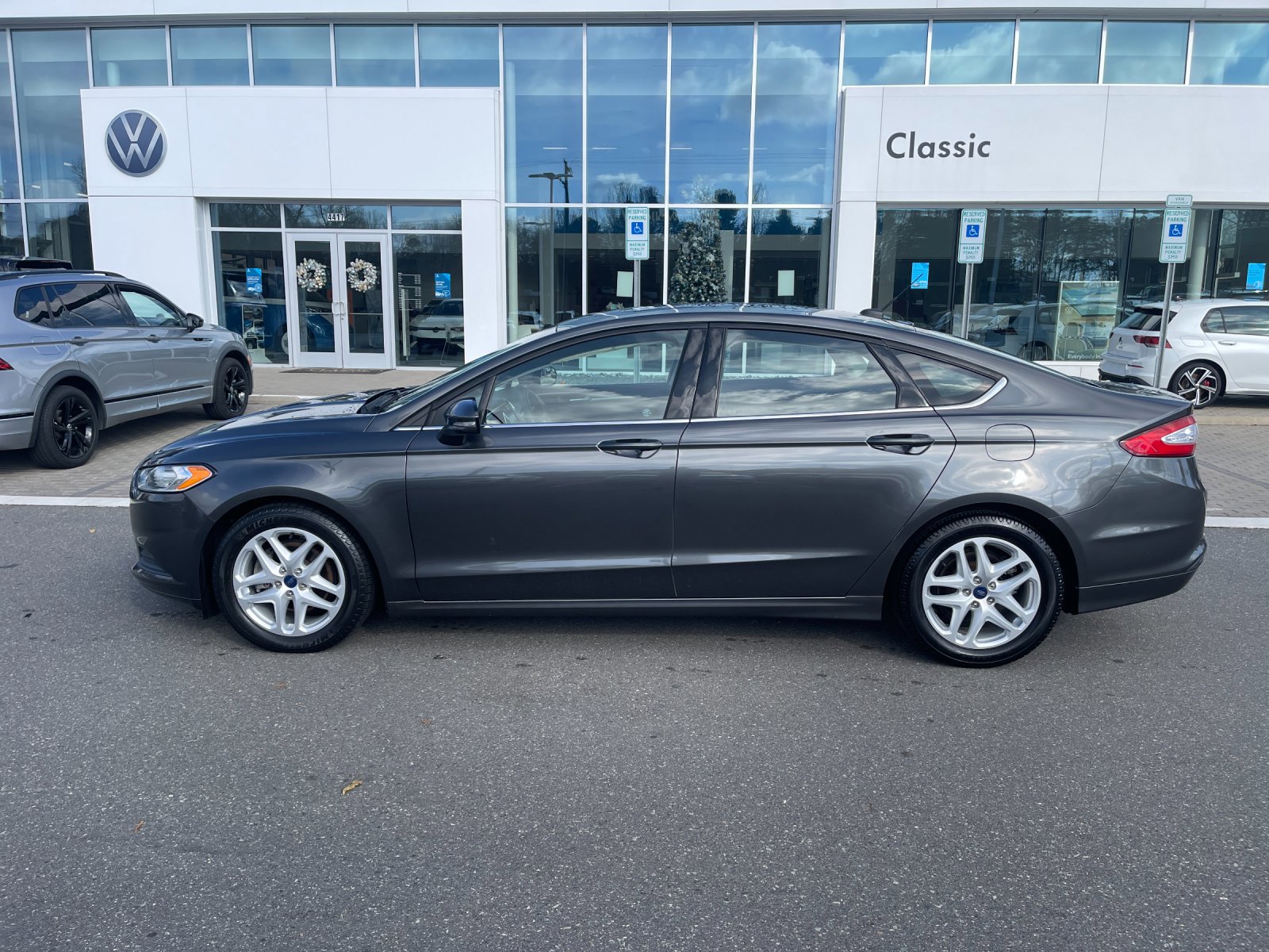 2015 Ford Fusion SE photo 2