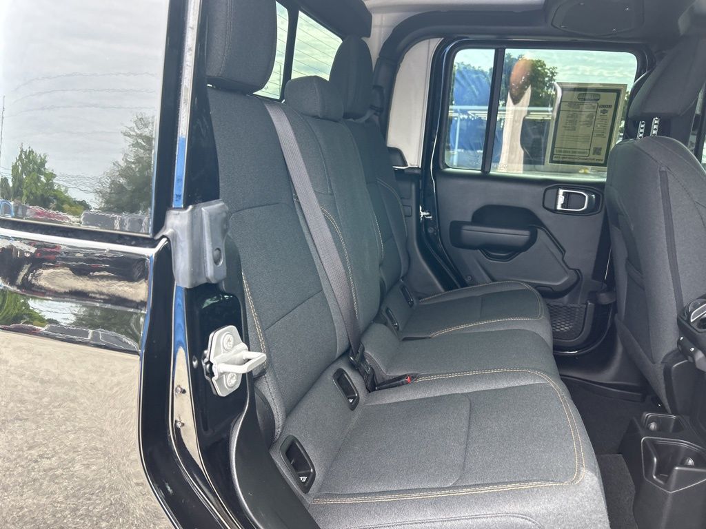 2024 Jeep Gladiator photo 24