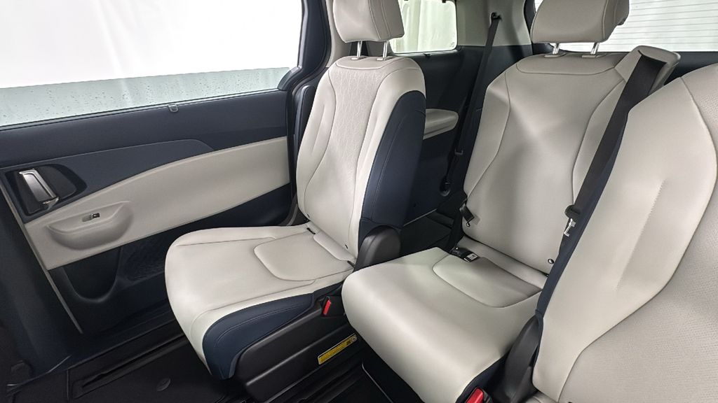 2026 Kia Carnival EX photo 14