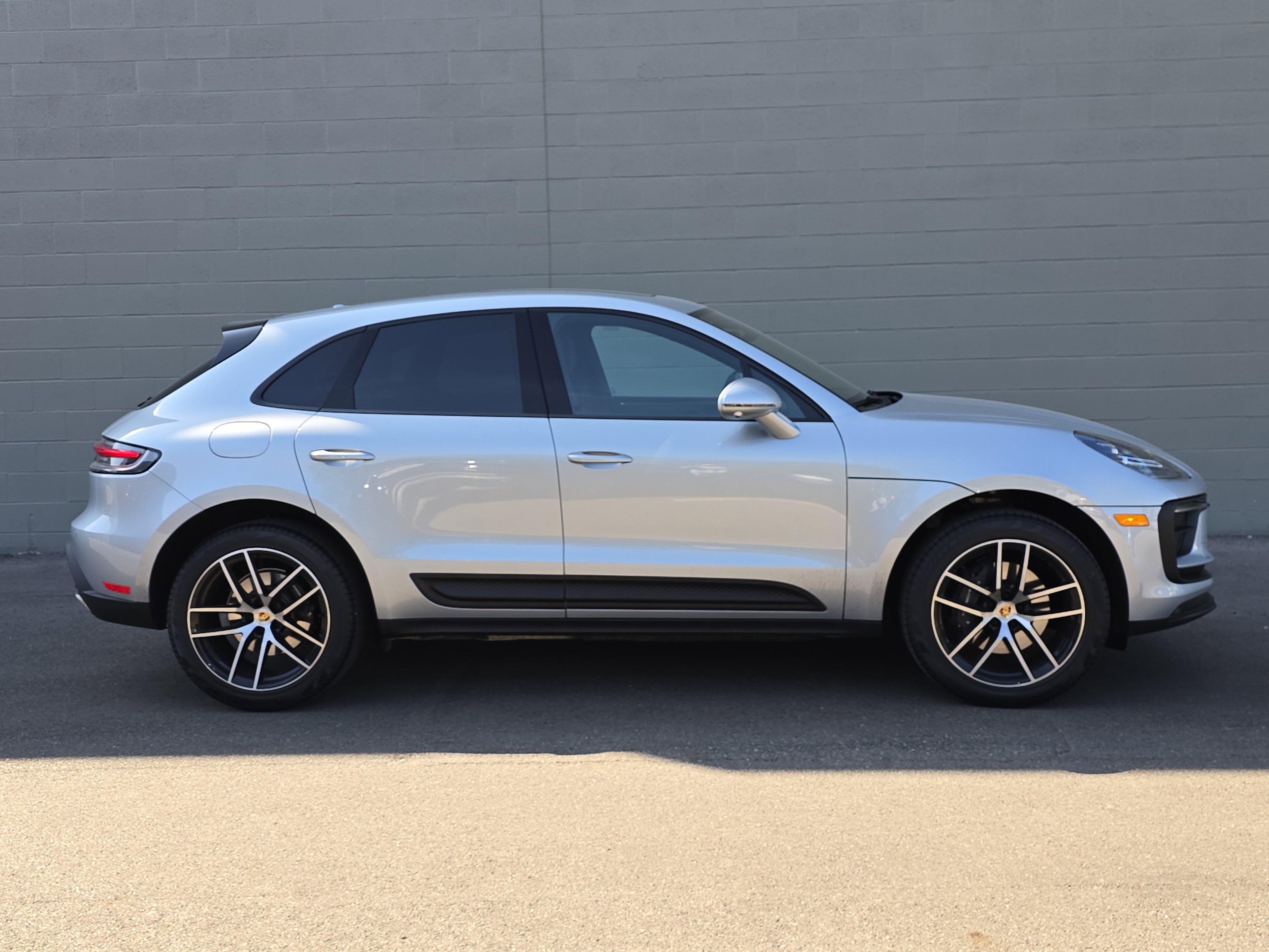 2025 Porsche Macan T photo 3