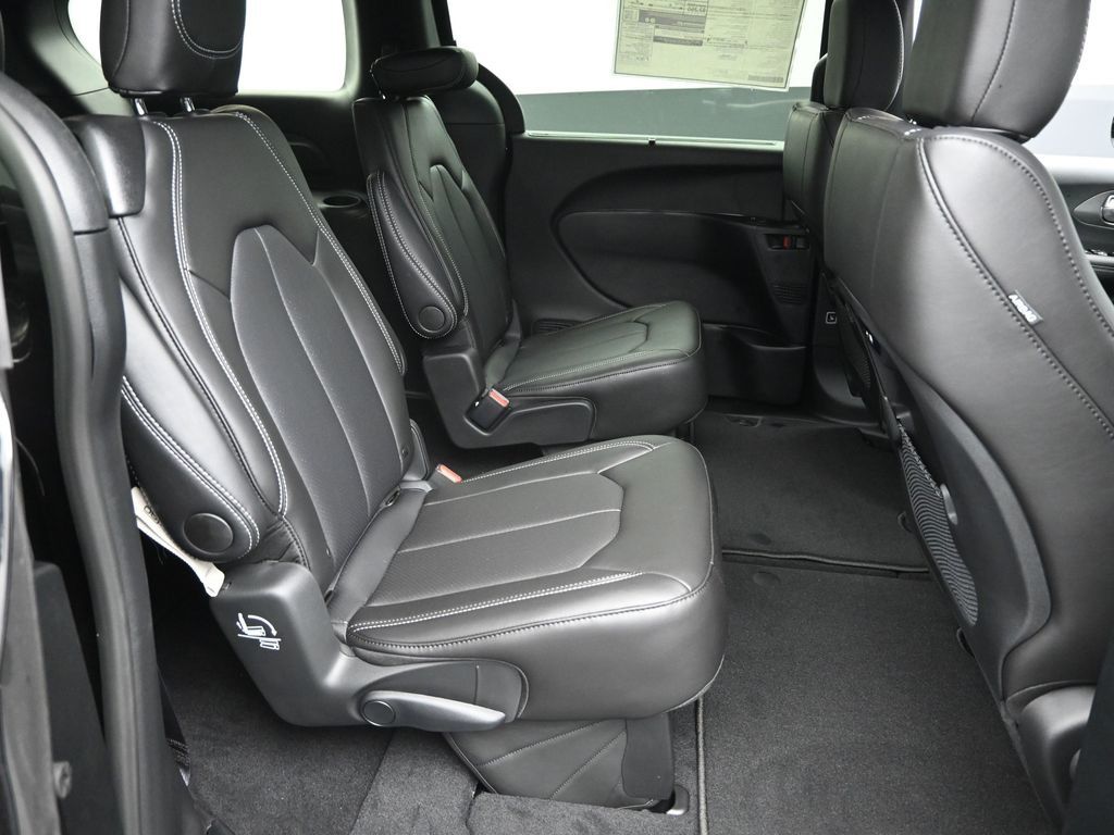 2026 Chrysler Pacifica photo 7