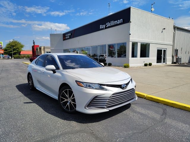2024 Toyota Camry SE's photo