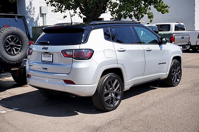 New 2025 Silver Zynith Metallic Clear-Coat Exterior Paint Jeep Limited image 9