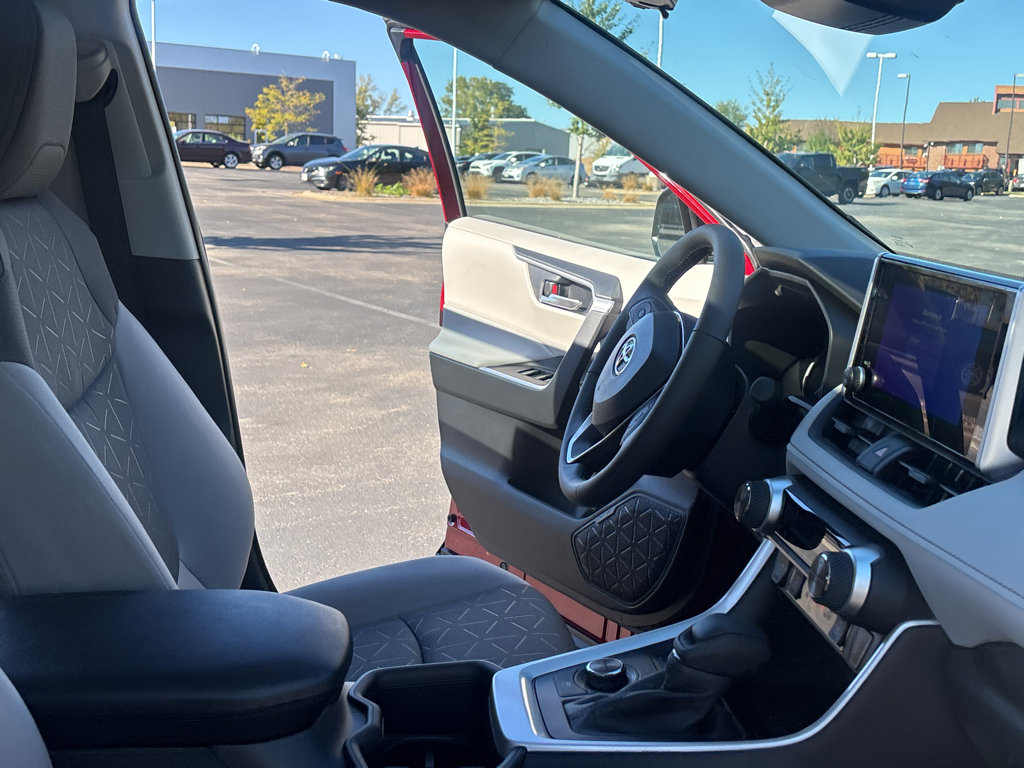 2025 Toyota RAV4 Hybrid XLE photo 4