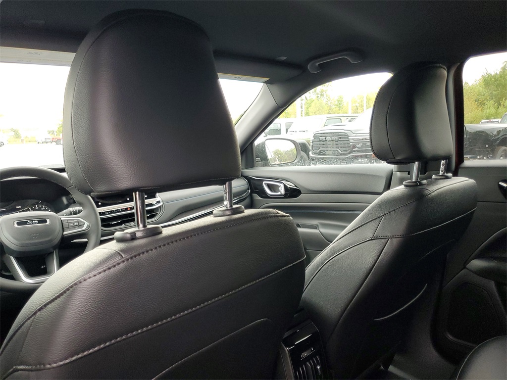 2026 Jeep Compass Latitude photo 3