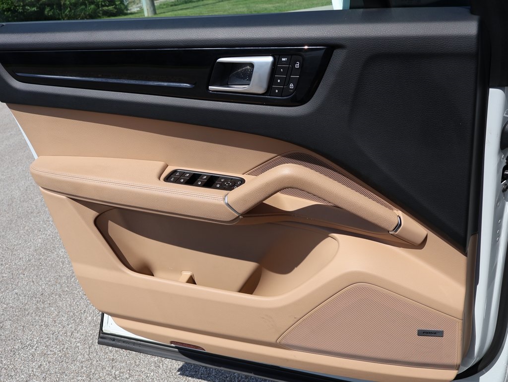 2022 Porsche Cayenne S photo 28