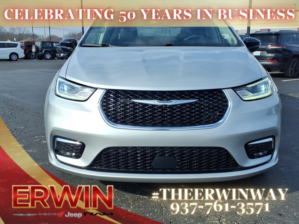 2024 Chrysler Pacifica Touring L photo 2