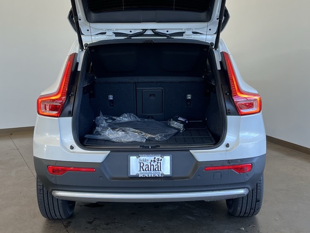 2025 Volvo XC40 Plus photo 11