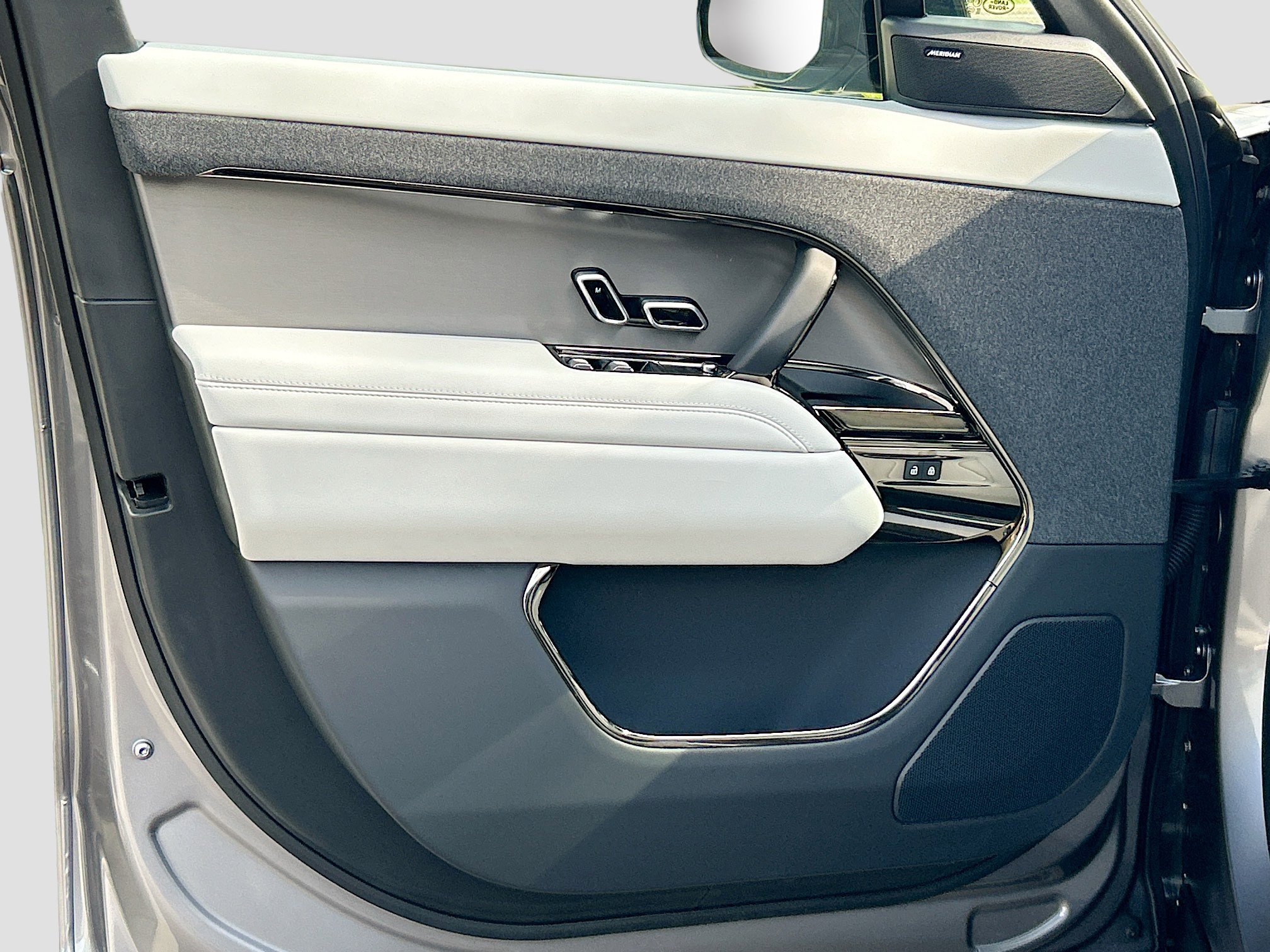 2025 Land Rover Range Rover Sport SE photo 18