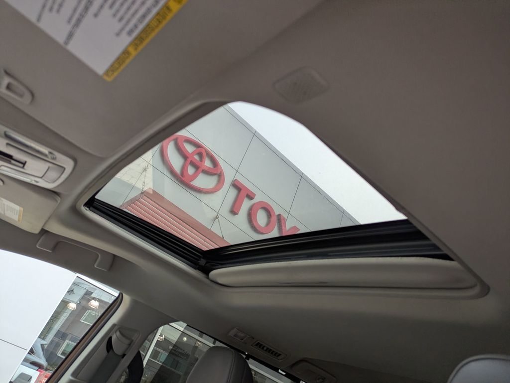 2022 Toyota Sienna XLE photo 13