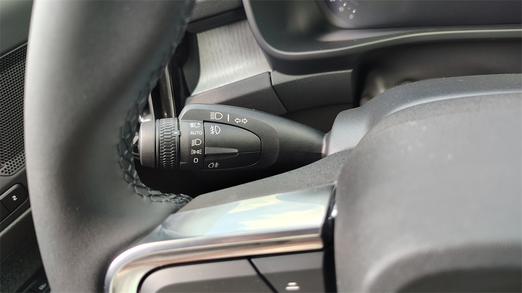 2026 Volvo XC40 Core photo 19