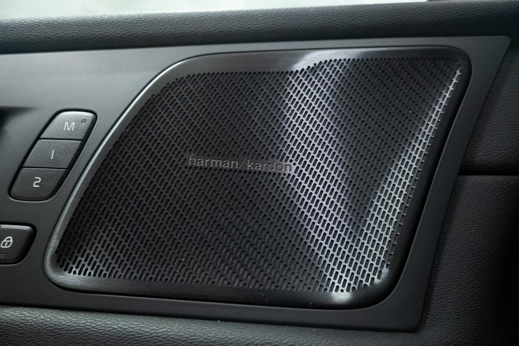 2022 Volvo XC60 B5 Inscription photo 16