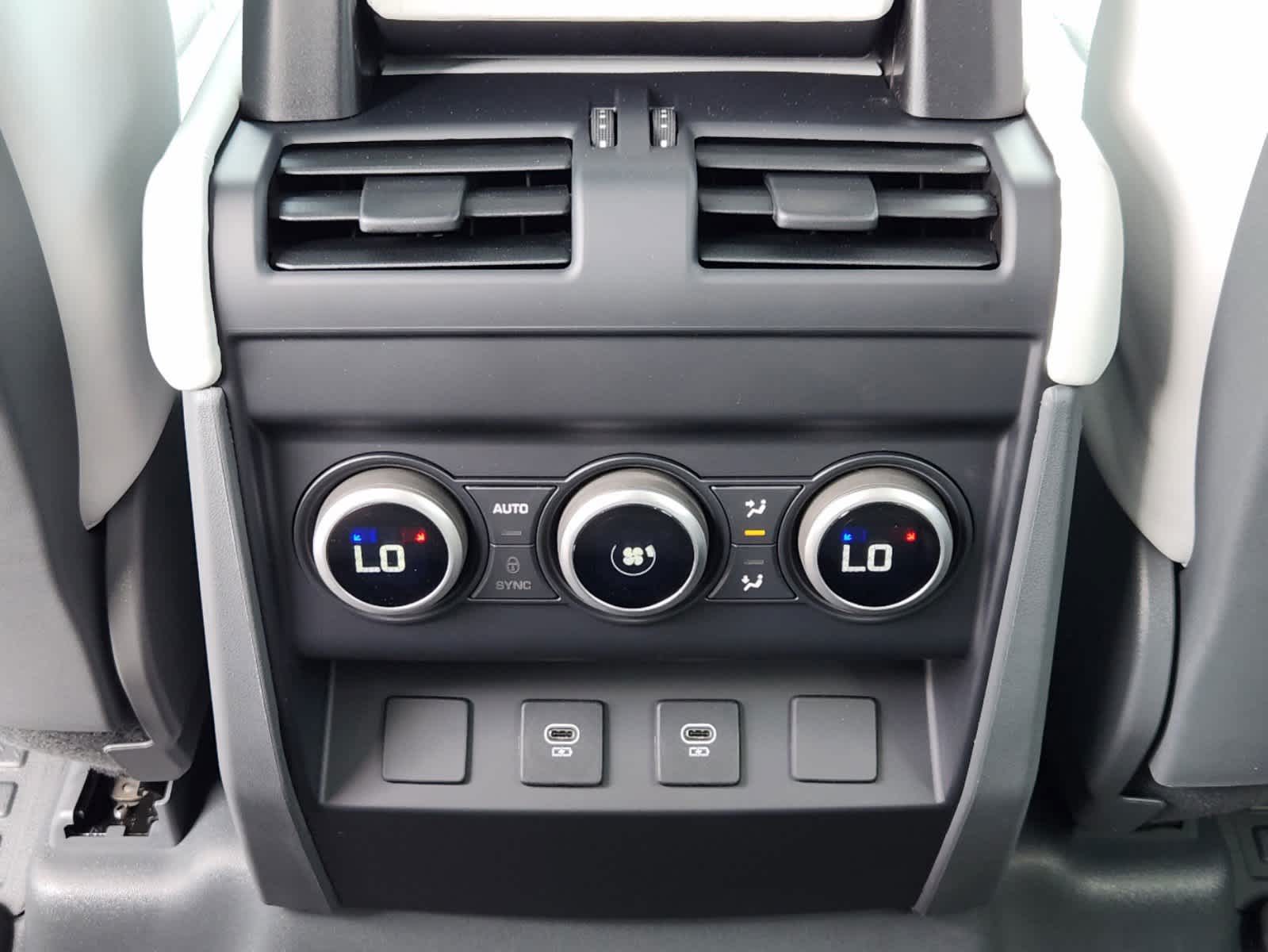 2025 Land Rover Defender 110 X-Dynamic SE photo 25
