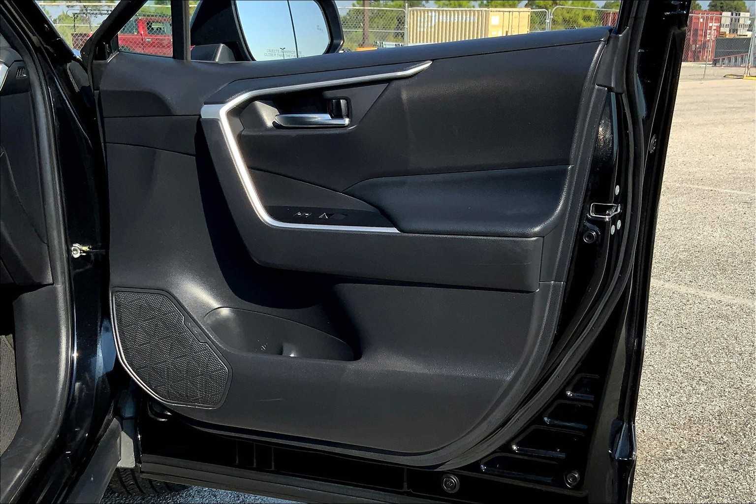 2021 Toyota RAV4 XLE photo 19