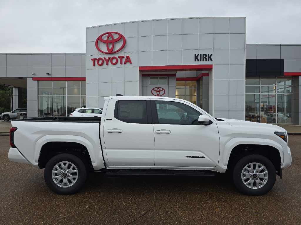 2025 Toyota Tacoma SR5's photo