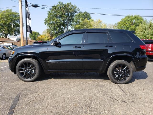 2021 Jeep Grand Cherokee Laredo X photo 2