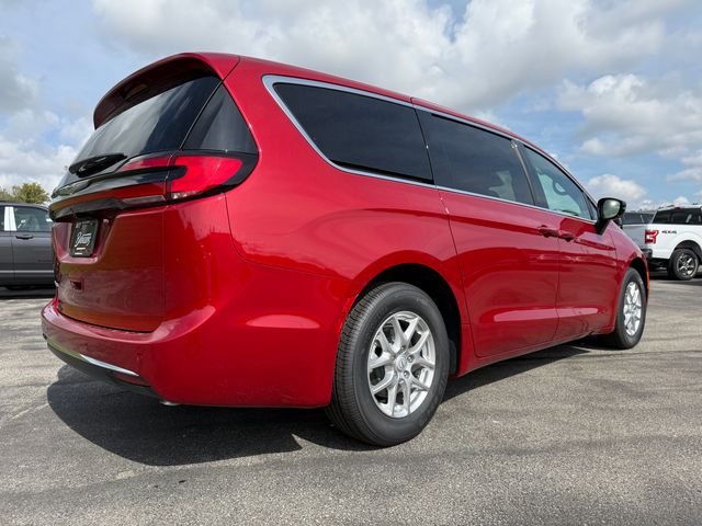 2026 Chrysler Pacifica photo 4