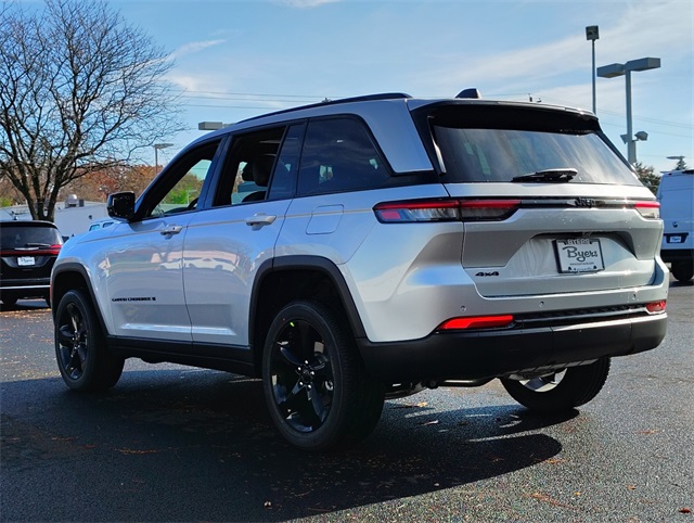 2025 Jeep Grand Cherokee Laredo Altitude photo 3