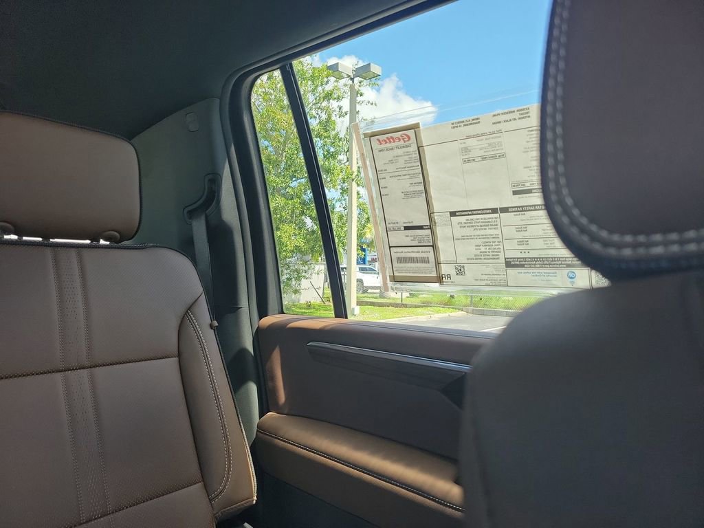 2025 Chevrolet Suburban High Country photo 14
