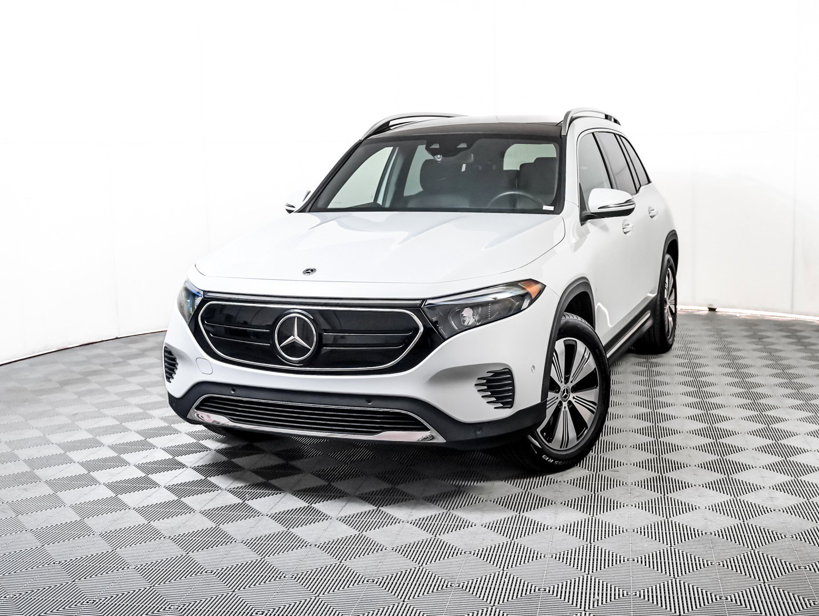 2023 Mercedes-Benz EQB Base's photo