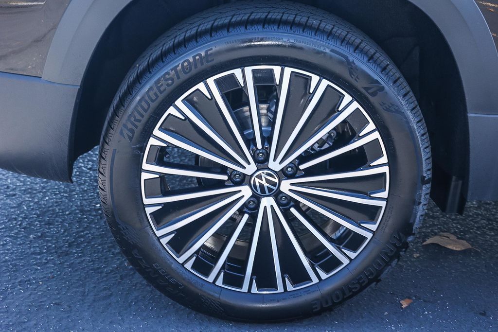 2025 Volkswagen Taos SE photo 4