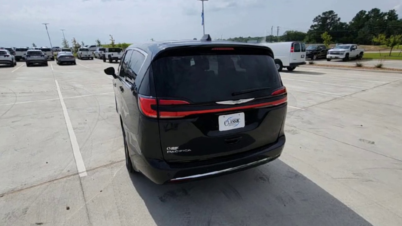 2024 Chrysler Pacifica Touring L photo 28