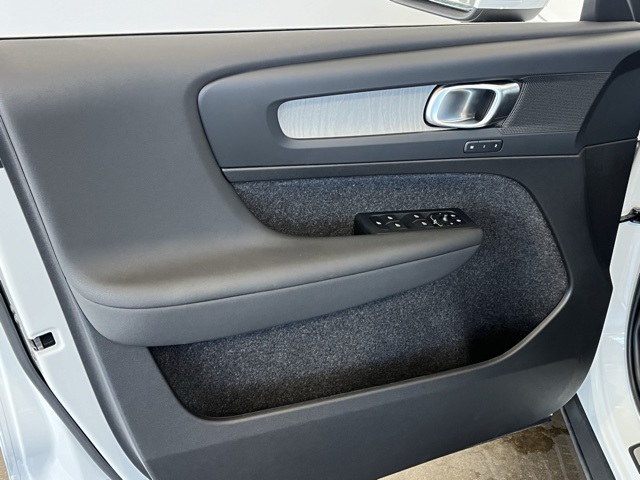 2025 Volvo XC40 Plus photo 15