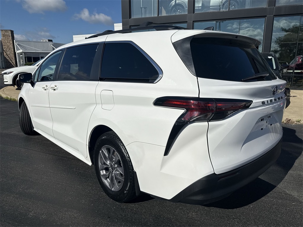2022 Toyota Sienna LE photo 9