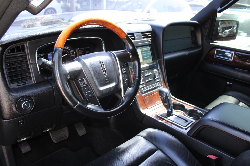 2016 Lincoln Navigator Select photo 4