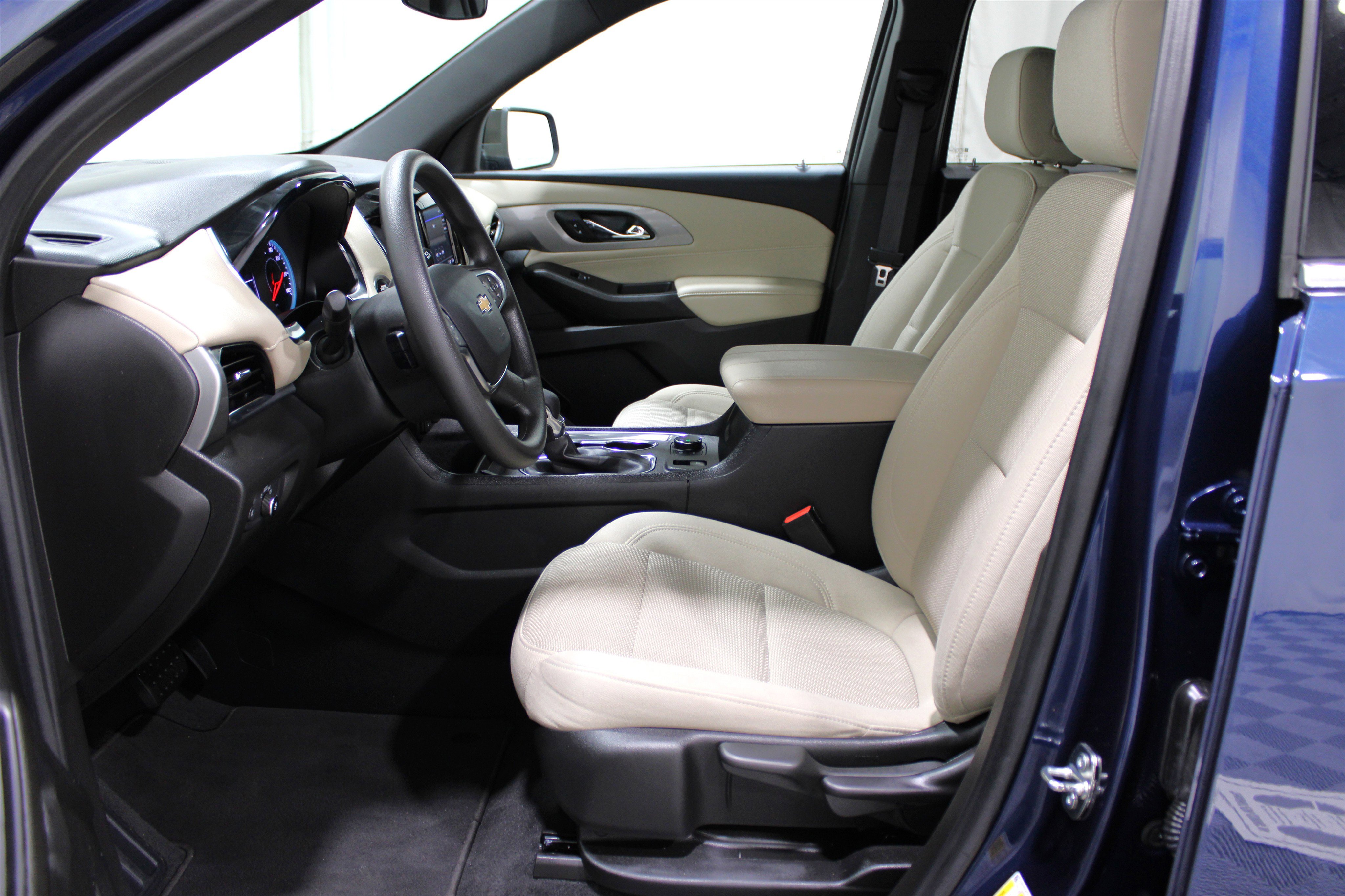 2023 Chevrolet Traverse LS photo 3