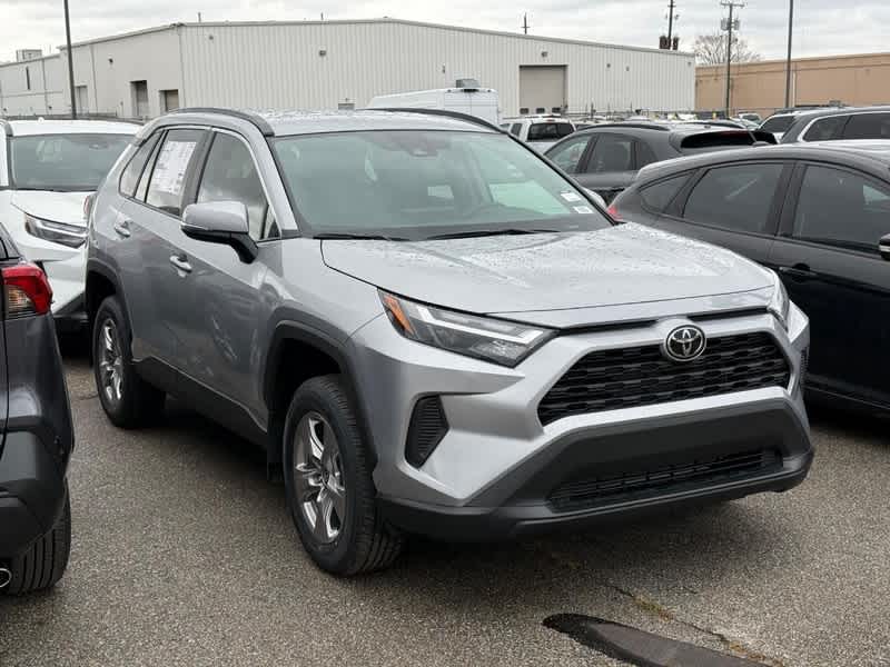2025 Toyota RAV4 XLE's photo