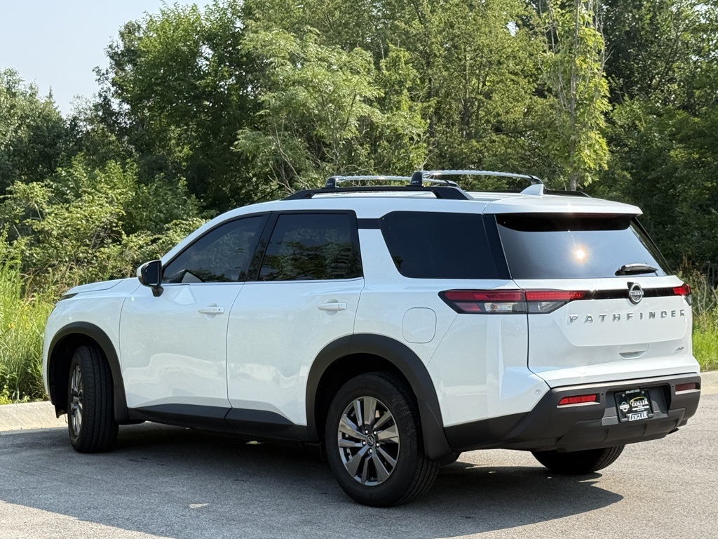 2025 Nissan Pathfinder SV photo 2