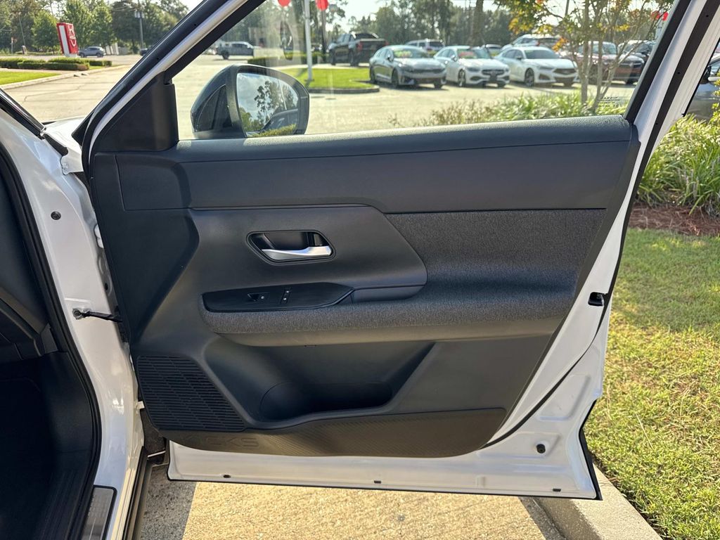 2025 Nissan Kicks SV photo 12