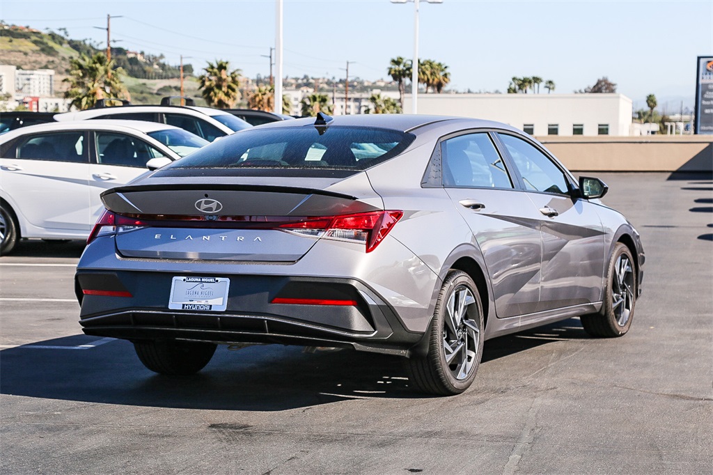2025 Hyundai Elantra SEL Sport photo 5