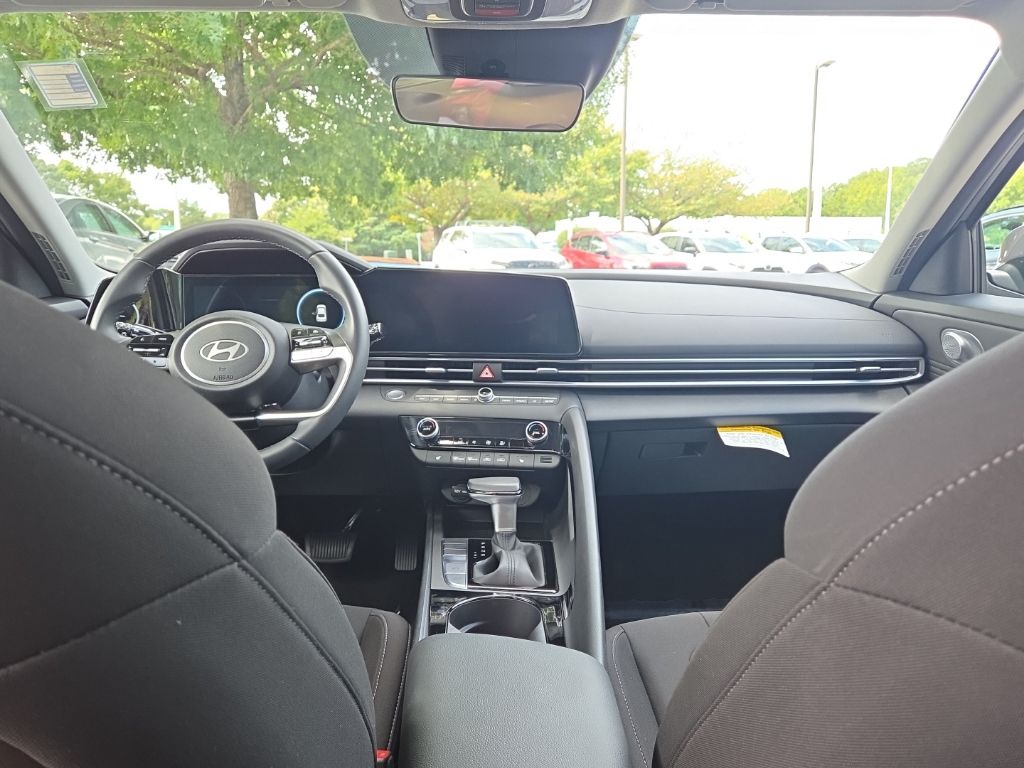 2024 Hyundai Elantra SEL Convenience photo 19
