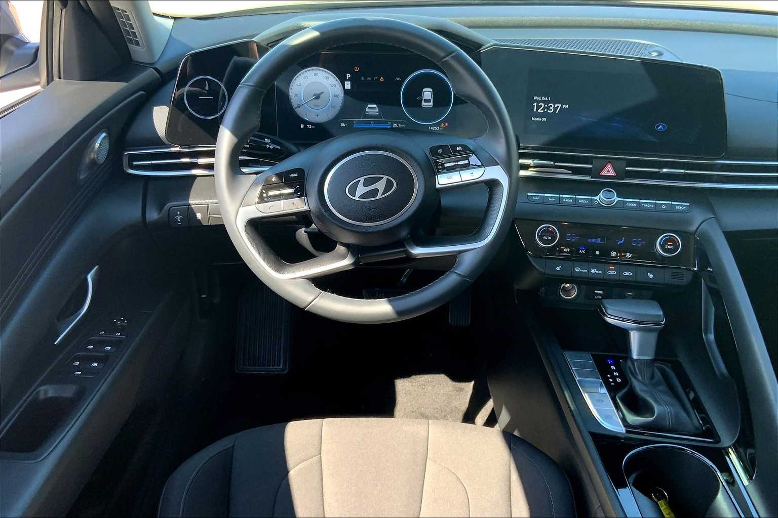 2025 Hyundai Elantra SEL Convenience photo 5