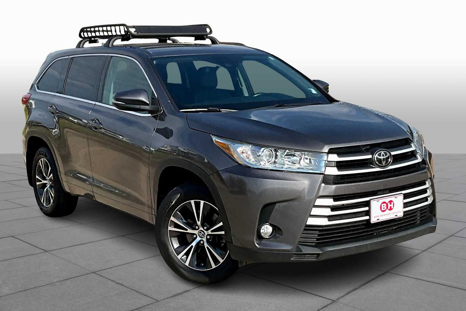 2017 Toyota Highlander LE Plus photo 2