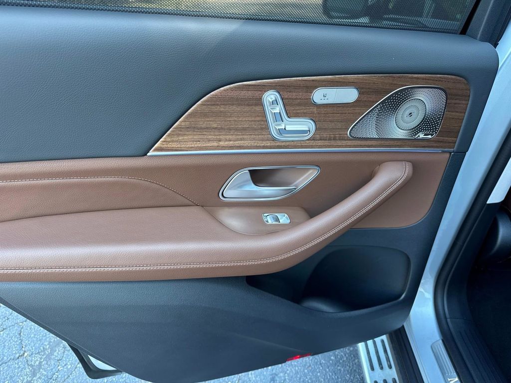 2026 Mercedes Benz GLS 450 4MATIC photo 13