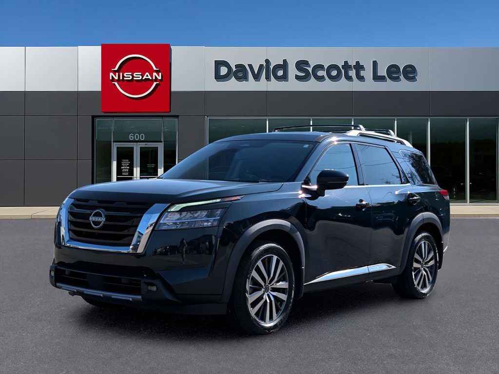2022 Nissan Pathfinder Platinum's photo